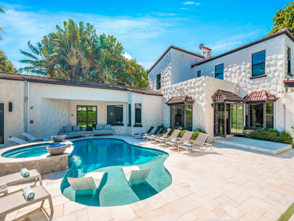 Luxurious 4-Bedroom Retreat Near Las Olas Blvd with Heated Pool